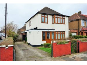 4 bedroom detached house for sale in Elmer Gardens, Rainham, RM13 7BT